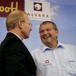 Zwei Männer im Gespräch.