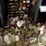 Viele unterschiedliche Münzen in einem Metallschacht